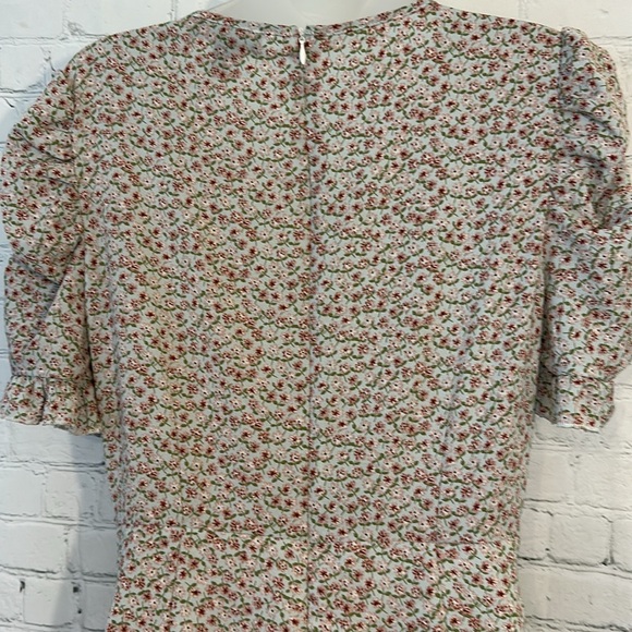 SBetro flattering ruched dress with low V - Picture 6 of 8